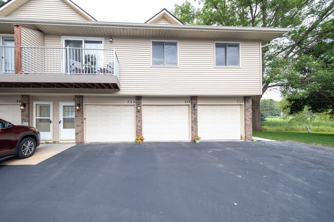 Primary Photo - 733 Parkside Dr