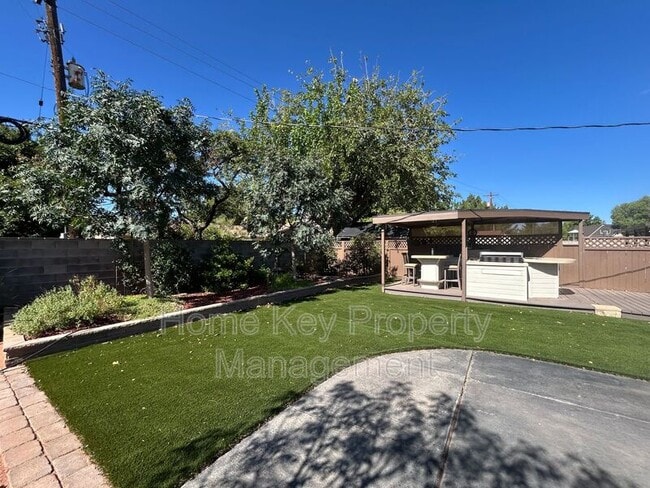 Building Photo - 3165 Crestview Dr