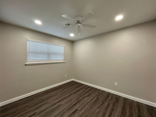 Building Photo - Minutes from Downtown Rogers – 2 Bed Apartment for Rent