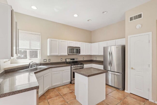 Building Photo - "Charming 3-Bed, 2-Bath Oasis in Tucson – Spacious 1717 Sq Ft Gem!"