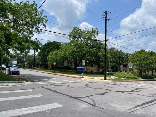 Building Photo - 818 Harris Ave
