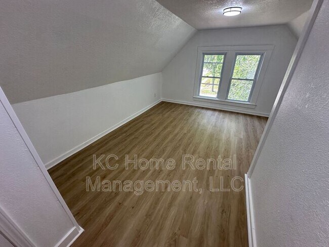 Building Photo - 2958 Lockridge Ave