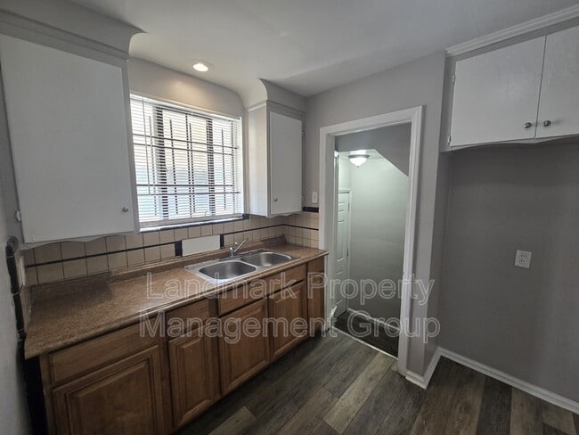 Building Photo - 15401 Eastwood St