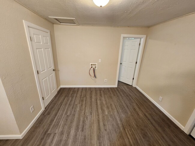 Building Photo - Spacious 2-Bedroom, 1-Bathroom Home AVAILABLE NOW!!