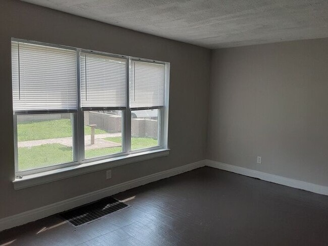 Building Photo - Several Units Available! Lovely 2 bedroom 1 bath classic style apartment