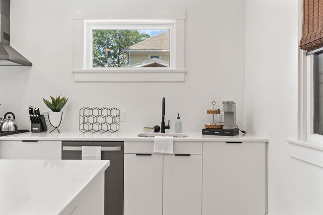 Building Photo - Renovated Historic Townhome — 2BR, 1,000 Sq Ft, West Central