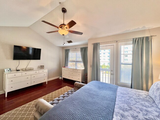 Building Photo - UPTOWN TOWNHOUSE!