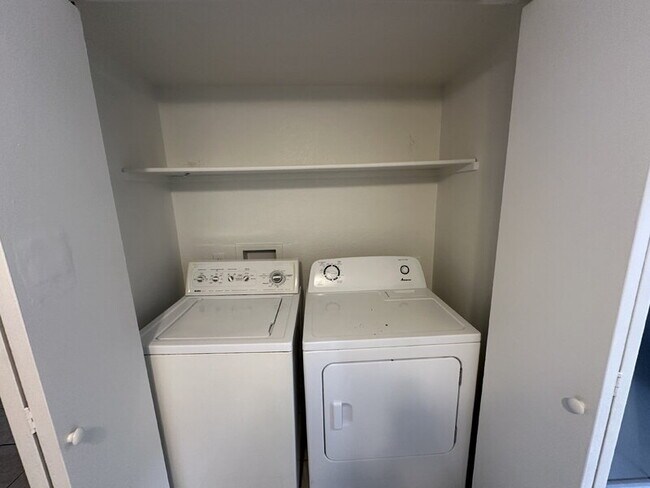 Building Photo - 1559 W Mercer Ln