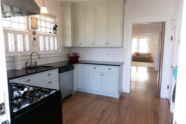 Building Photo - 881 Chester Rd