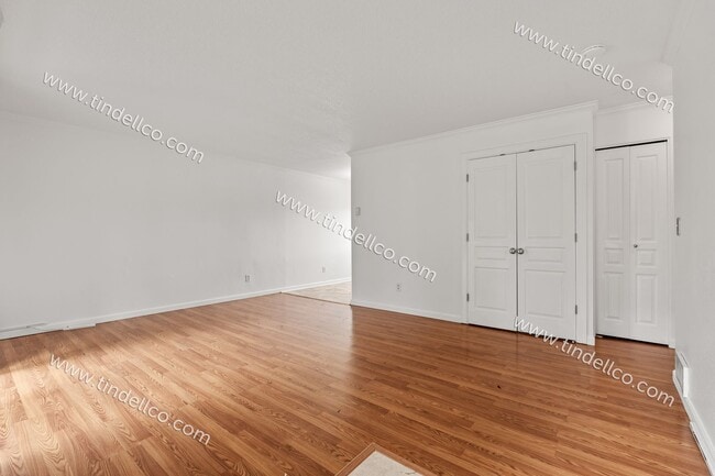 Building Photo - Charming Upstairs 2BD/1BA in the Heart of Multnomah Village