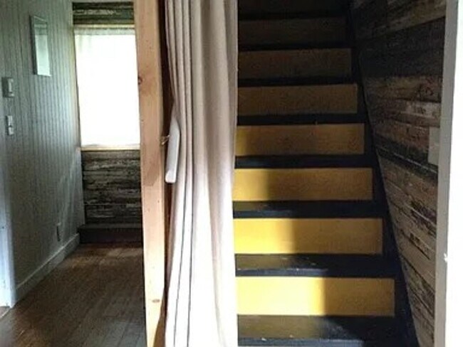 Building Photo - Cozy 3-Bedroom Home with Private Yard in L...