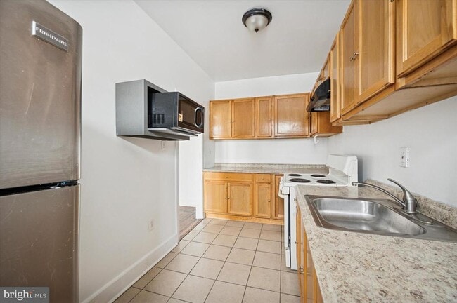 Building Photo - 401 W Fisher Ave