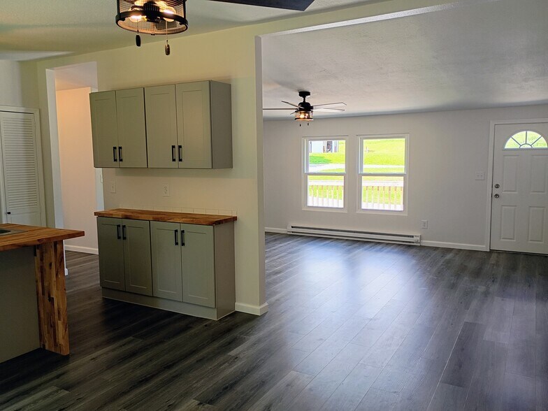 Building Photo - 10 Deer Lk