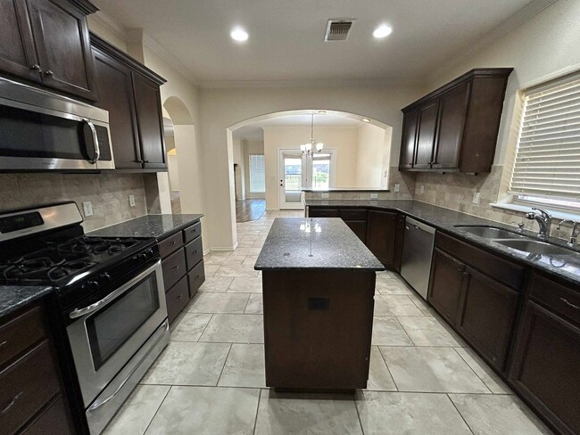 Building Photo - Elegant Living in the Heart of OKC – Impec...