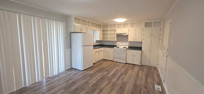 Building Photo - Large Family Home - Move In Ready!