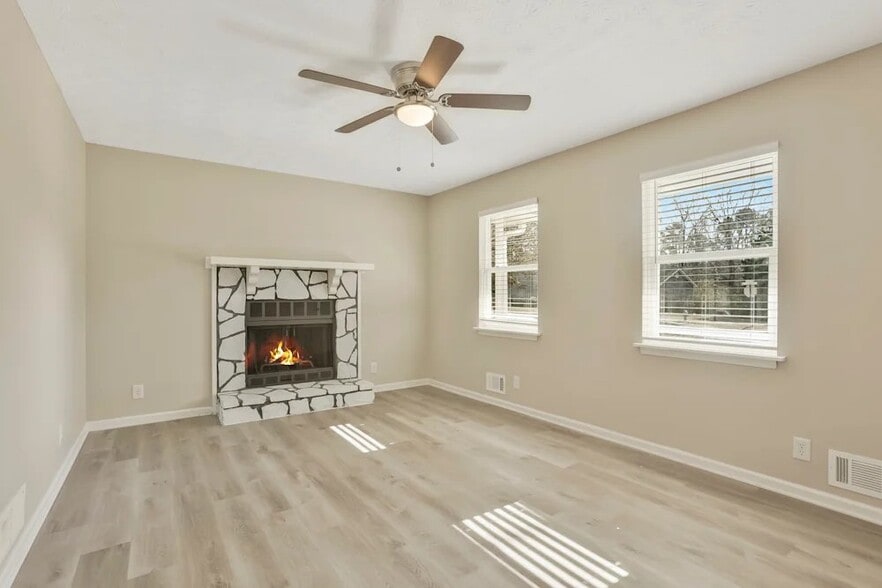 Building Photo - 5370 Zachary Dr