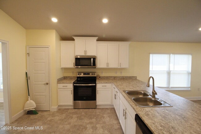 Building Photo - 705 Kylar Dr NW