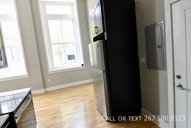 Building Photo - 1523 W Girard Ave