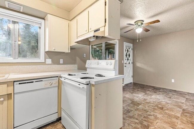 Building Photo - 201 SE 176th Pl