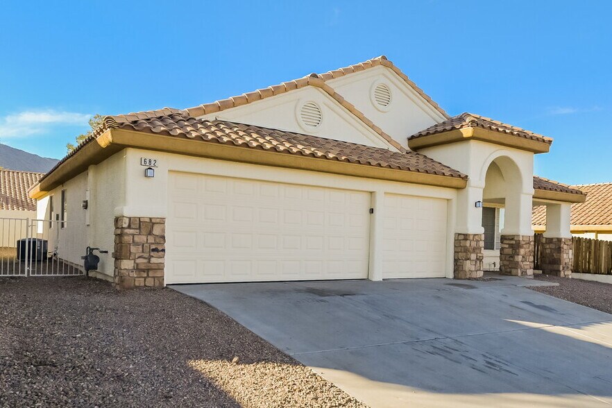 Building Photo - 682 Covina Dr