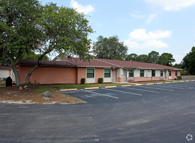 Woodcrest Townhouse Apartments - Chanute Complex Student Residence