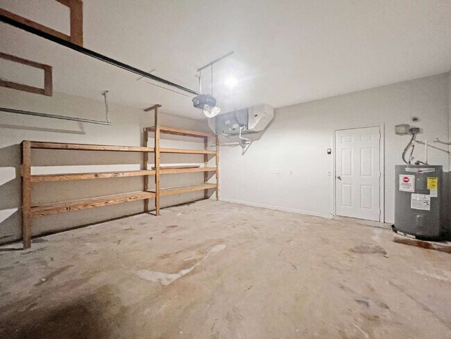 Building Photo - 906 Alfreda Ave