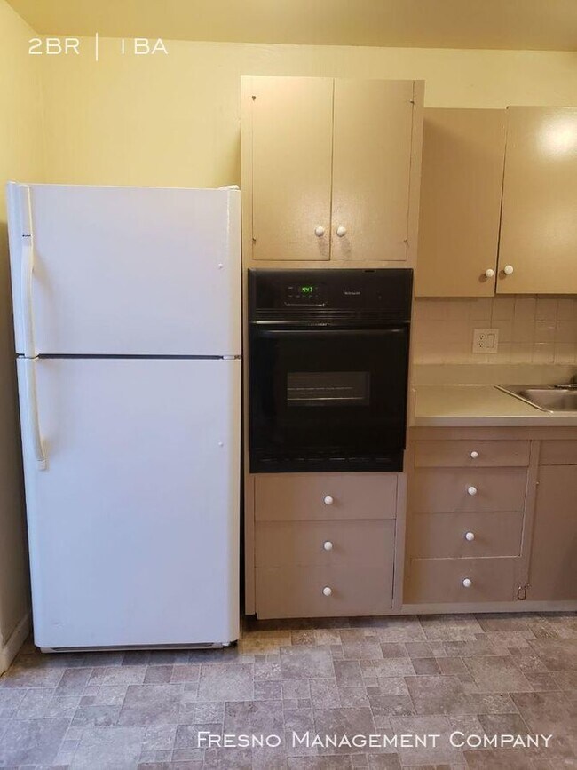 Building Photo - 2562 N Maroa Ave