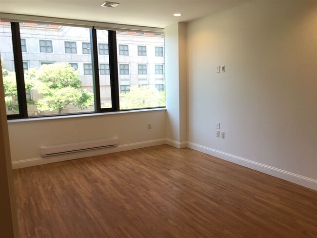 Building Photo - 875 Elm St