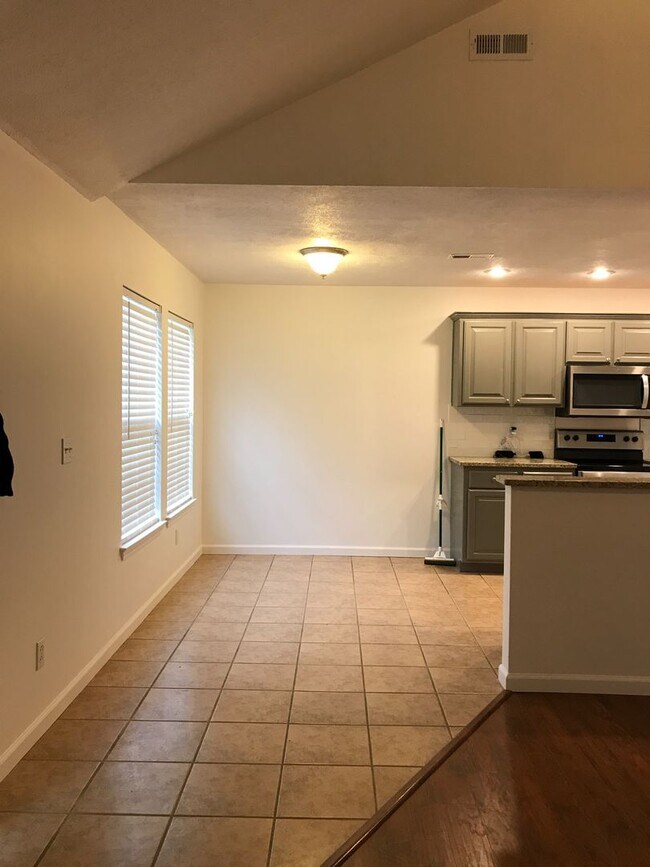 Building Photo - Wonderful 3 Bedroom 2 Bath Ranch