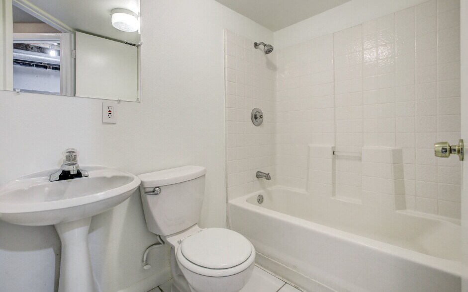 Building Photo - 3-Bedroom Home with Garage and Fenced Yard...