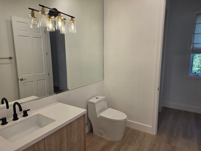 Building Photo - Lake Sherwood 5+4 Pool Home on the lake