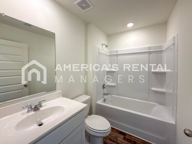 Building Photo - Modern 2 Bed, 1 Home in Sandy Ridge! Available to View Now!!!