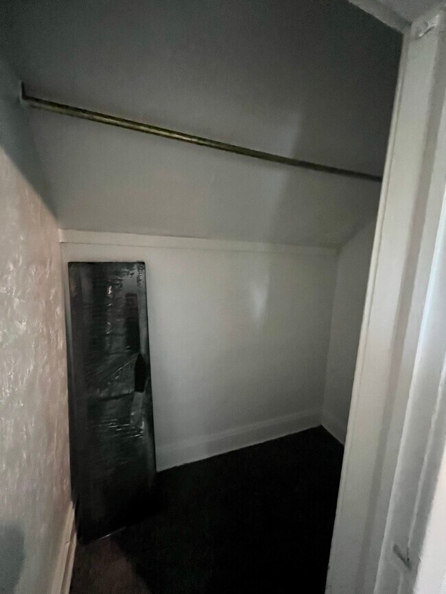 Building Photo - Newly Renovated Single Family Home!