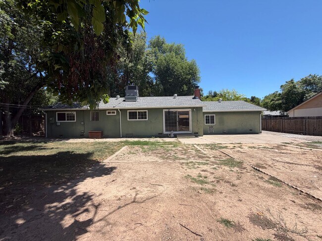 Building Photo - 4 bedroom house in Orangevale on a huge lot