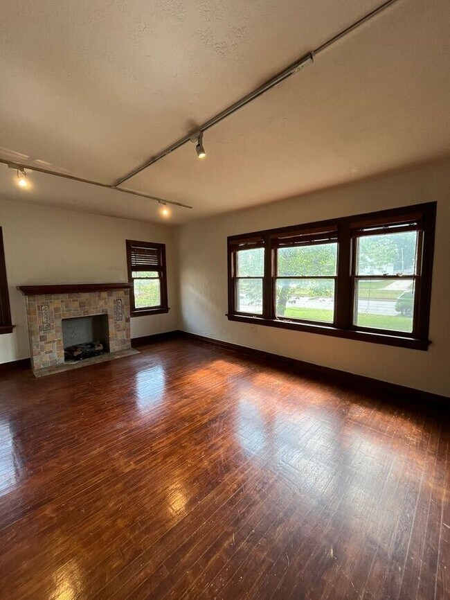 Building Photo - Large 2 Bed 1 Bath 1 car garage Duplex in Shartel Blvd Addn
