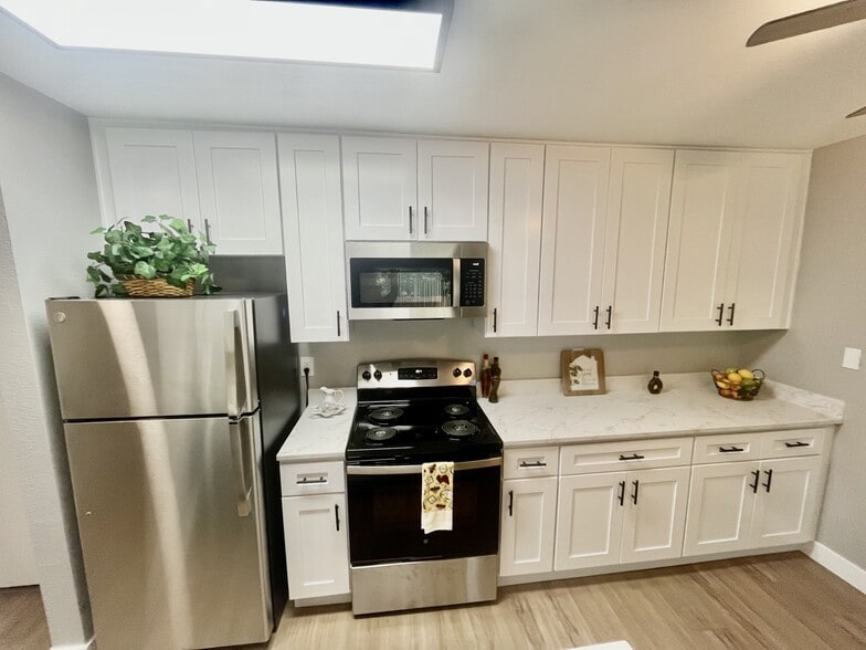 Building Photo - 941 Lewelling Blvd