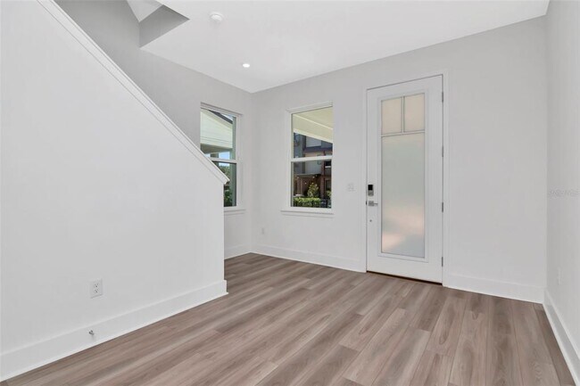 Building Photo - 402 E Oak Ave