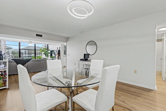 Building Photo - 1518 Whitehall Dr