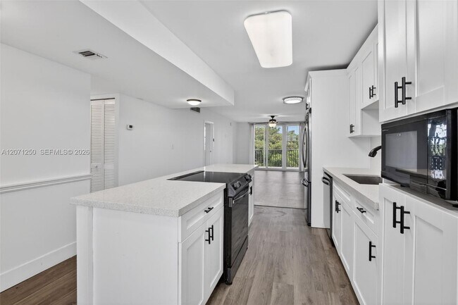 Building Photo - 250 Jacaranda Dr