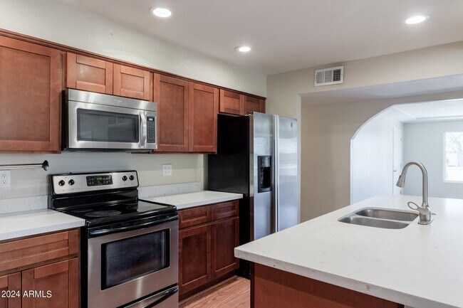 Building Photo - 40 E Balboa Dr