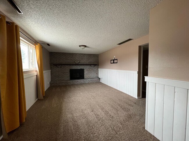 Building Photo - 4 Bedroom Updated Home in Garden Ranch