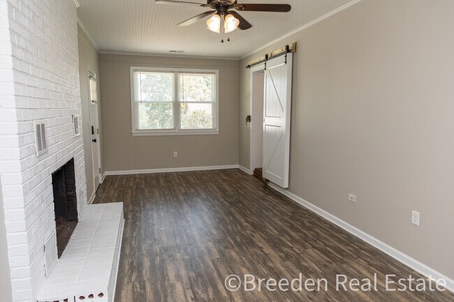Building Photo - 1096 Elm Cir