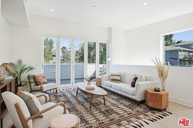 Building Photo - 853 Hyperion Ave