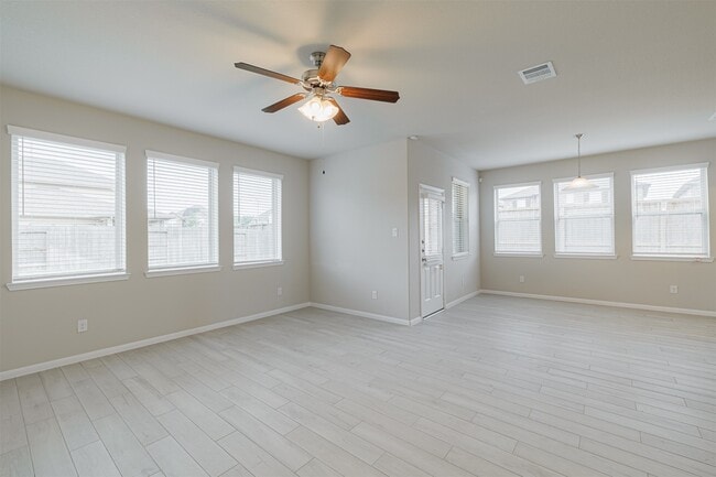 Building Photo - 3002 Roberta Sue Dr