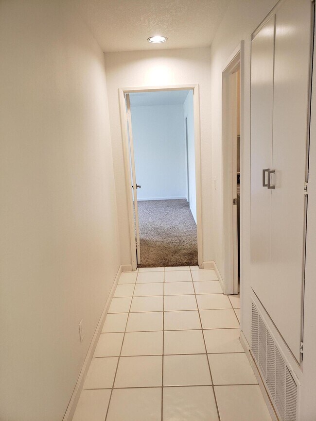 Building Photo - 136 Desert Falls Dr E