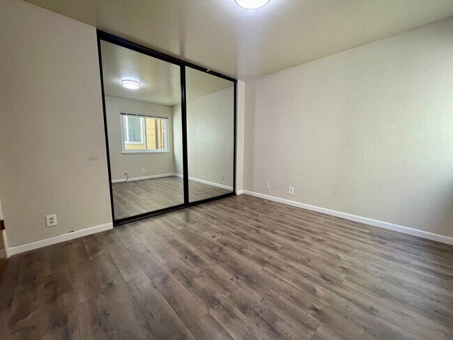 Building Photo - 538-540 36th Avenue (1104r)