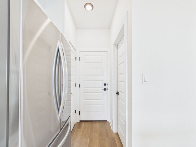 Building Photo - Great Townhouse with private yard