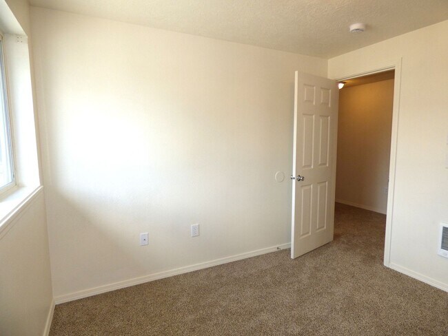 Building Photo - Rent Special: FREE September's Rent!! Second Floor 3 Bedroom apartment