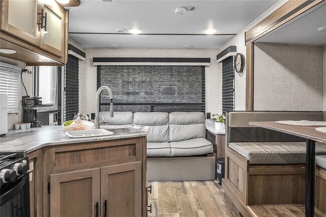 Building Photo - 6036 Polk St