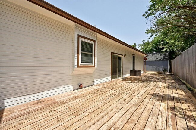 Building Photo - 3012 Rochelle Dr